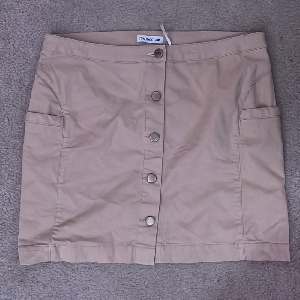 Selling a skirt. Never been worn